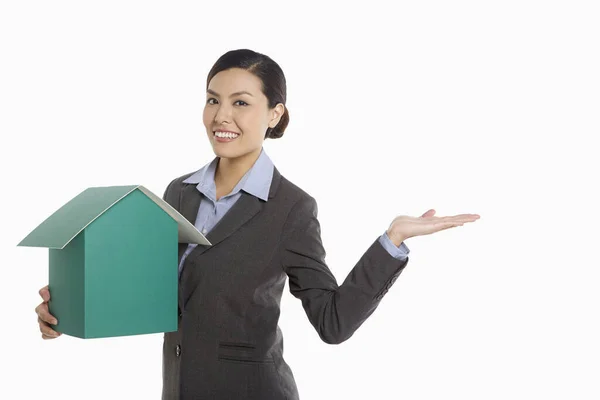 Empresária Alegre Segurando Uma Casa Papelão — Fotografia de Stock