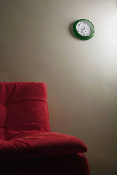 Sofá Vermelho Com Relógio Parede — Fotografia de Stock