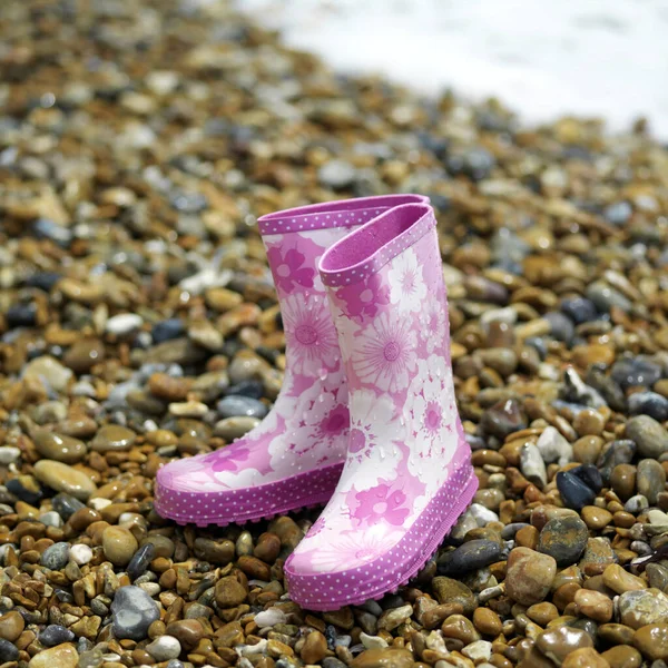 ビーチでピンクの子供ブーツ — ストック写真