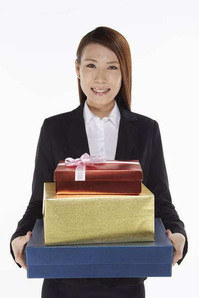 Geschäftsfrau Mit Einem Stapel Geschenkboxen — Stockfoto