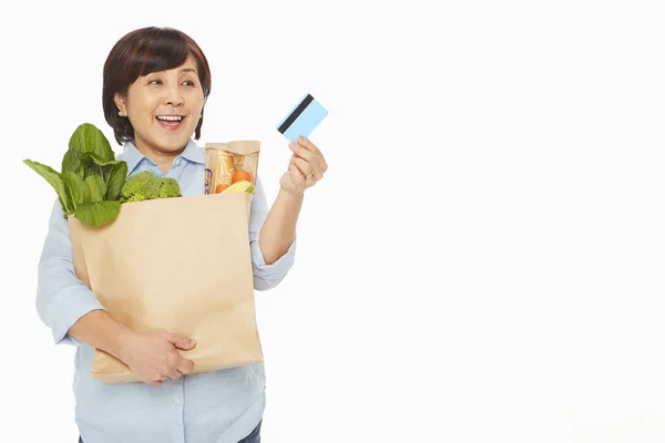 Γυναίκα Ψώνια Που Κρατάει Μια Πιστωτική Κάρτα — Φωτογραφία Αρχείου