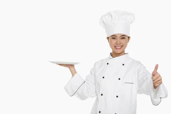 女厨师端着盘子 — 图库照片