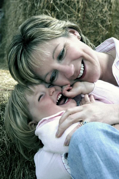 娘と笑っている女性 — ストック写真