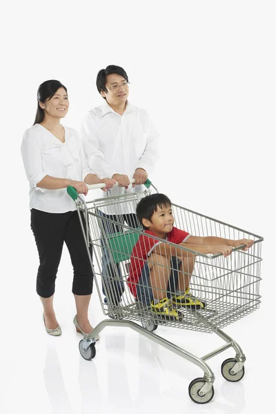Ailesi Oğluyla Birlikte Alışveriş Arabasını Itiyor — Stok fotoğraf