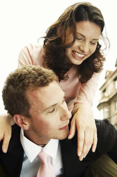 Hombre Traje Negocios Llevando Esposa Espalda — Foto de Stock