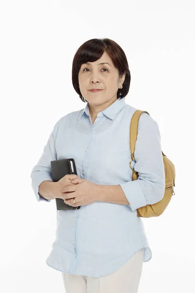 Mujer Sosteniendo Cuaderno Sonriendo —  Fotos de Stock