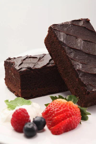 Deliciosos Brownies Dulces Con Bayas —  Fotos de Stock