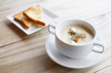 Bir kase tostlu çorba.