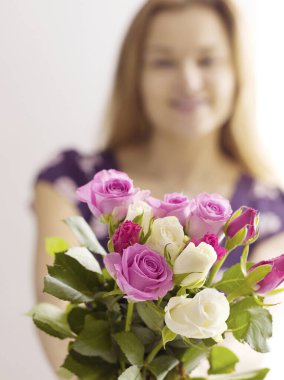 Güller elinde, manzarayı kapat