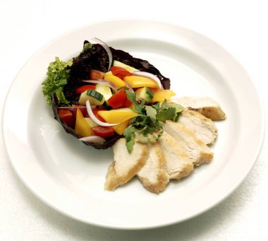 Kızarmış tavuk ve sebze.