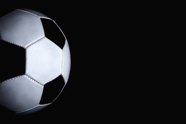 futbol topu siyah arkaplanda 