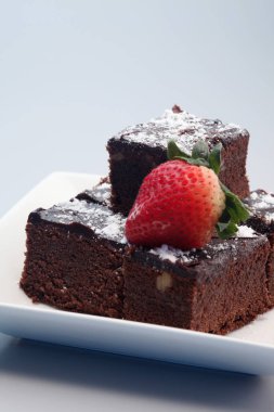 Krema şekeri ve çilekli browniler.