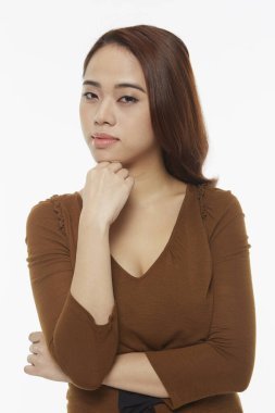 Beyaz arka plan üzerinde düşünen kadın