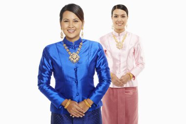 Geleneksel giyinmiş neşeli kadınlar