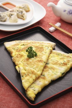 Lezzetli taze omlet masada.