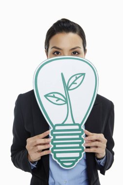 İş kadını ağzını bir ampulle kapatıyor.