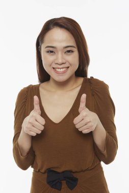 Kadın iki parmağını kaldırıyor.