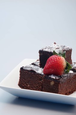 Krema şekeri ve çilekli browniler.