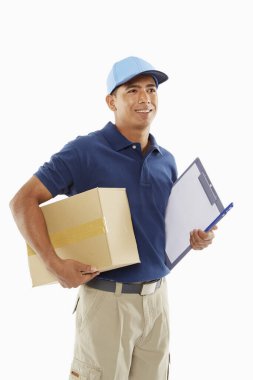 Teslimatçı elinde bir karton kutu ve bir pano tutuyor.