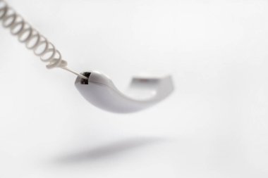 Telefonun beyaz arkaplanda kapatılması 