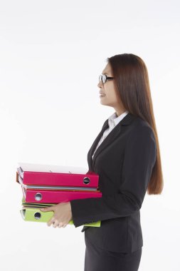 İş kadını bir yığın dosya taşıyor.
