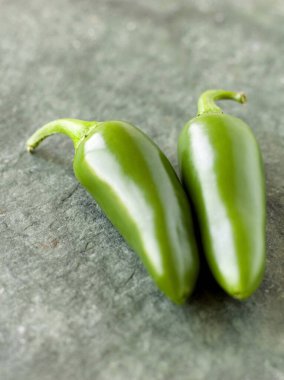 Yeşil biberleri kapatın. 