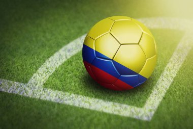 Kolombiya bayraklı futbol topuyla köşeyi dönüyor.