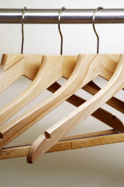 Elbise askıları gardıropta asılı.