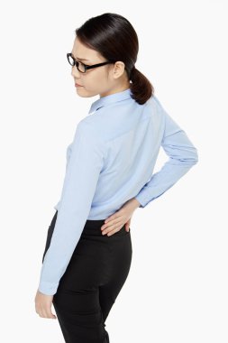 İş kadını beline dokunuyor