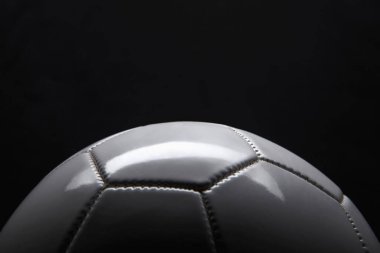 futbol topu siyah arkaplanda 