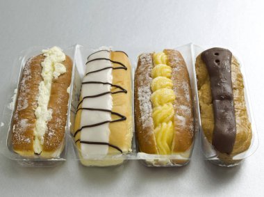 Kremalı keklerin manzarasını kapat