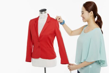 Beyaz arka planda ölçüm yapan kadın