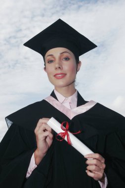 Bornozlu ve havan topu tutan bir kadın.