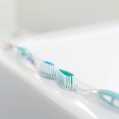 Lavaboda iki diş fırçası.