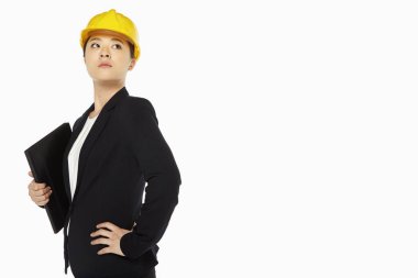 Bir klasör tutan kadın mimar