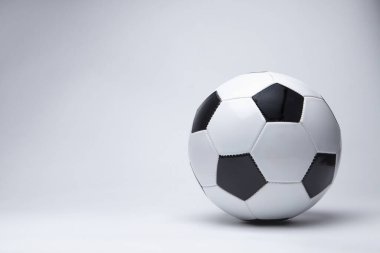 Hafif arkaplanda futbol topu 
