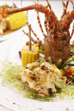 Ana yemek ıstakoz, mısır ve salata.