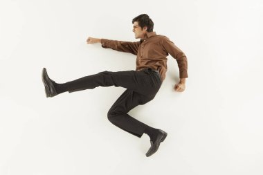 İş adamı yumruk ve tekme hareketi gösteriyor