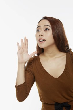 Kadın el hareketi yapıyor.