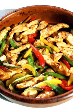 Biber şeritli kızarmış Meksika tavuğu.