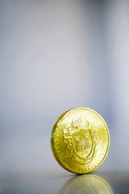 Altın sikkeyi kapat. 