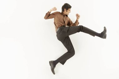 İş adamı yumruk ve tekme hareketi gösteriyor