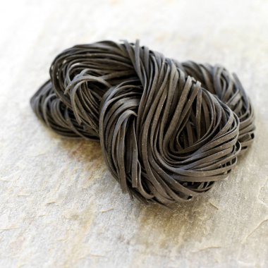 Kurutulmuş mürekkep balığı makarna.