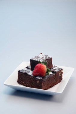 Krema şekeri ve çilekli browniler.