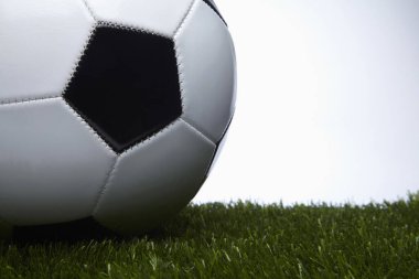 Hafif arkaplanda futbol topu 