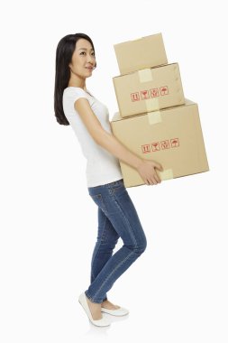 Karton kutular taşıyan bir kadın.