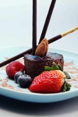 Çikolata düşkünü tatlıya yakından bakın.