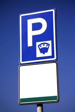 Mavi gökyüzüne karşı trafik işareti