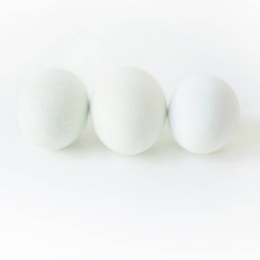 Üç ördek yumurtasının yakın görüntüsü