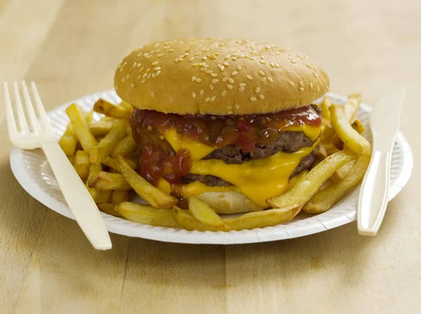 Nahaufnahme Von Double Cheeseburger Und Pommes — Stockfoto